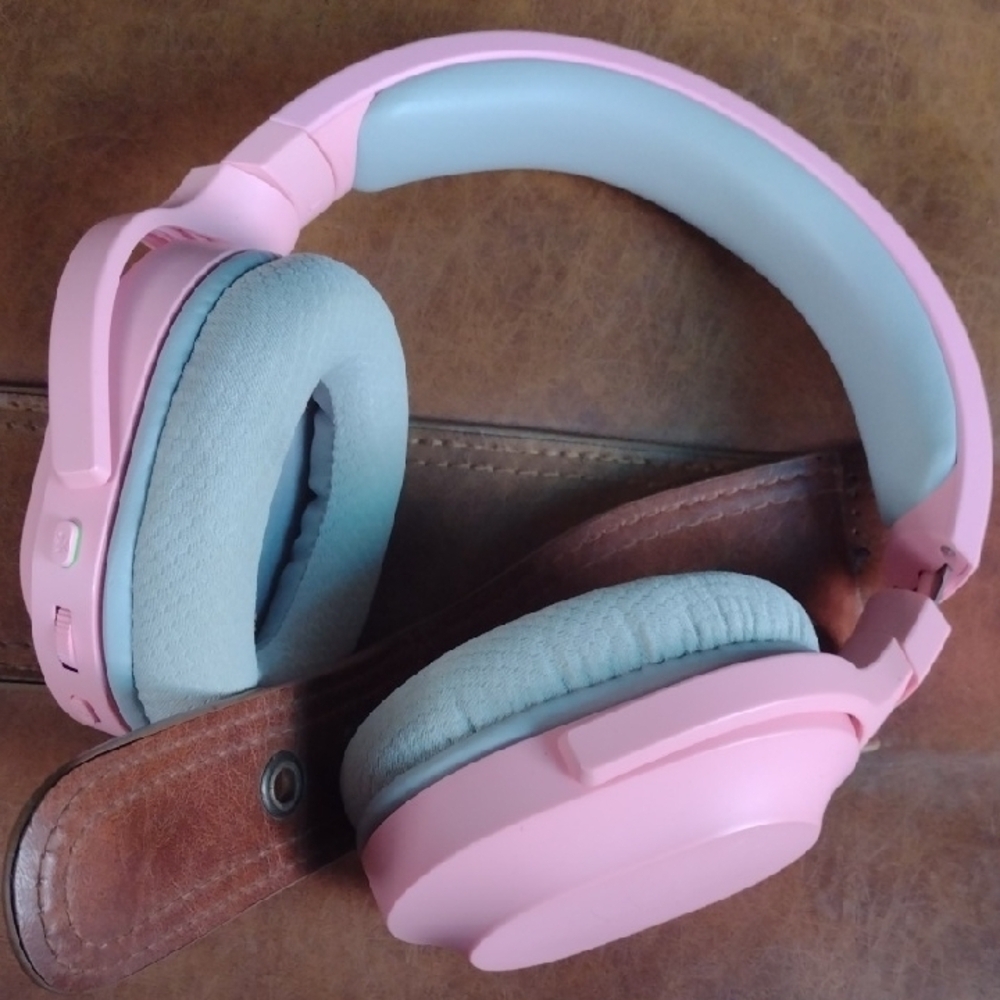 Pink Razer Barracuda WirelessGaming& Mobile Headphones NWOT